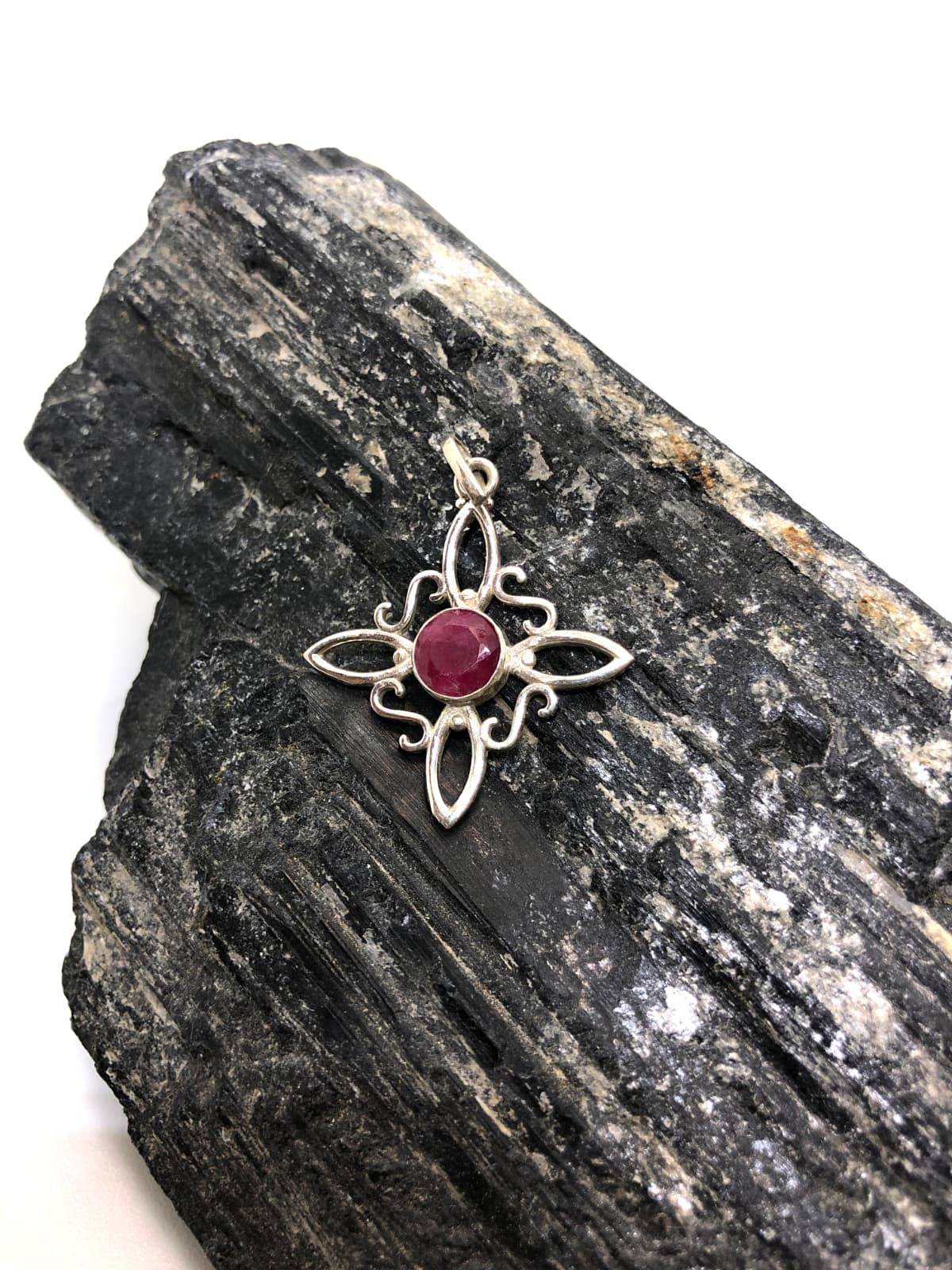 Colgante cruz ornamental con piedra roja