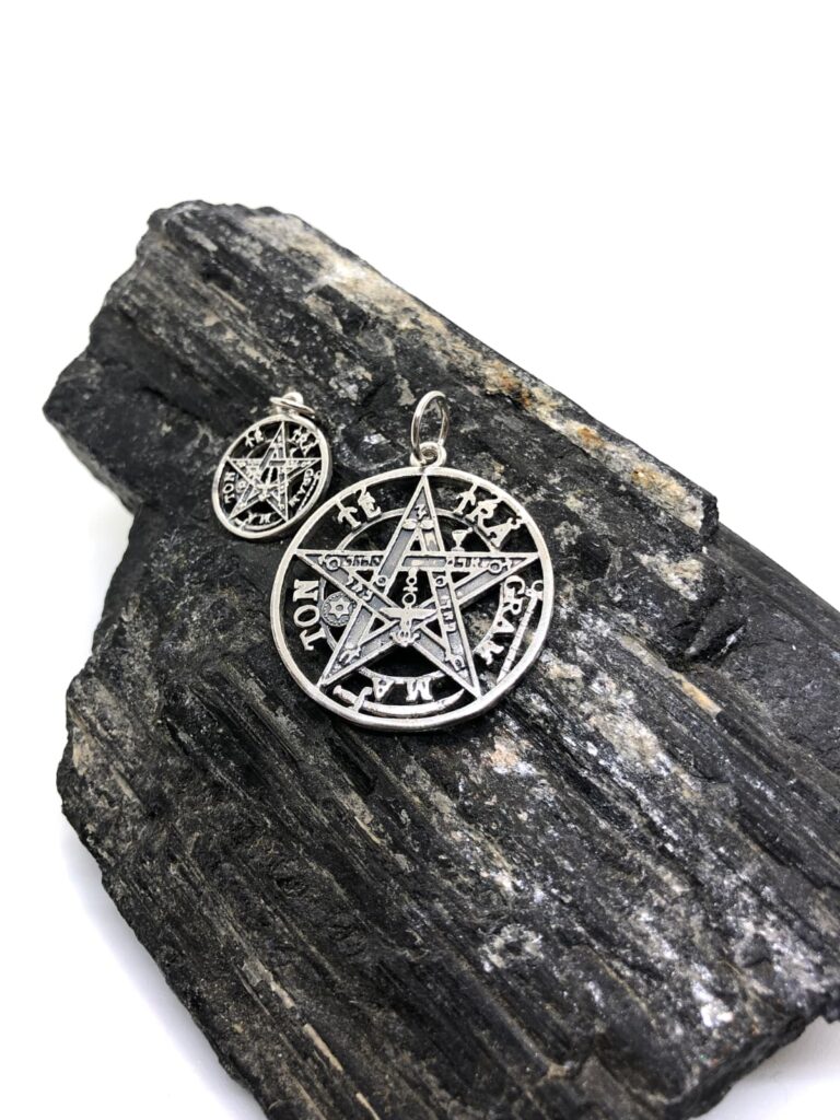 Colgante pentáculo plateado