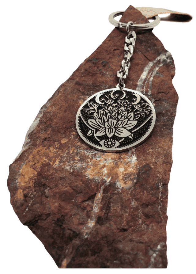 Colgante plateado sobre piedra natural
